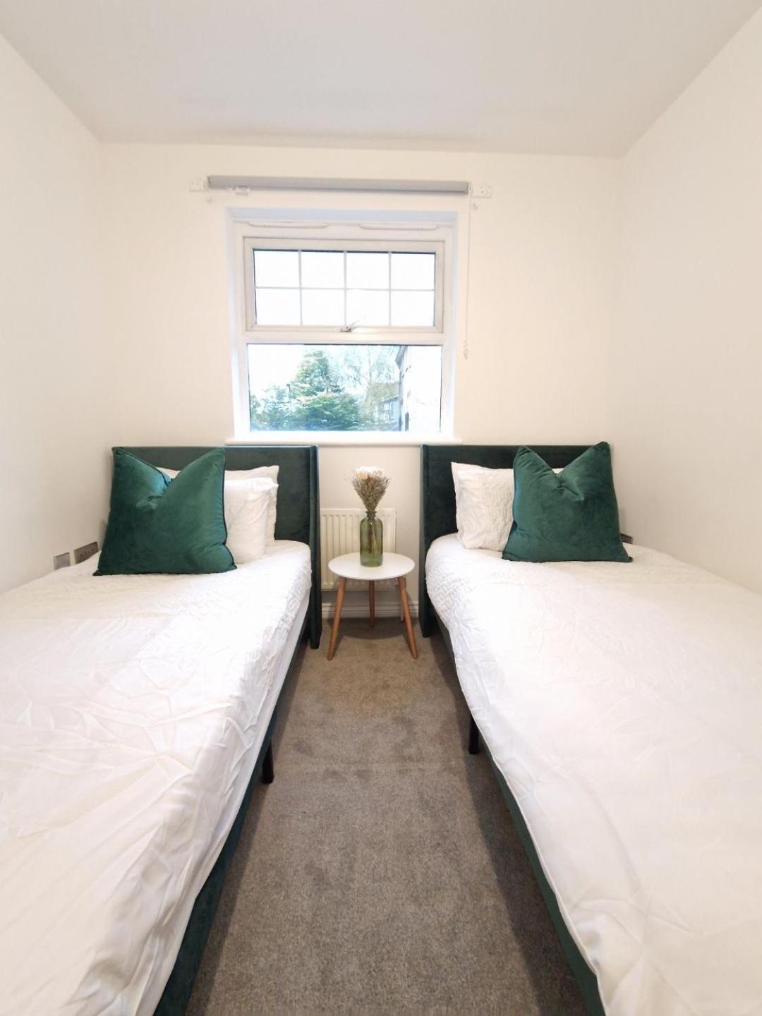 New Luxury Near Wembley - Free Parking & Wifi Apartment *