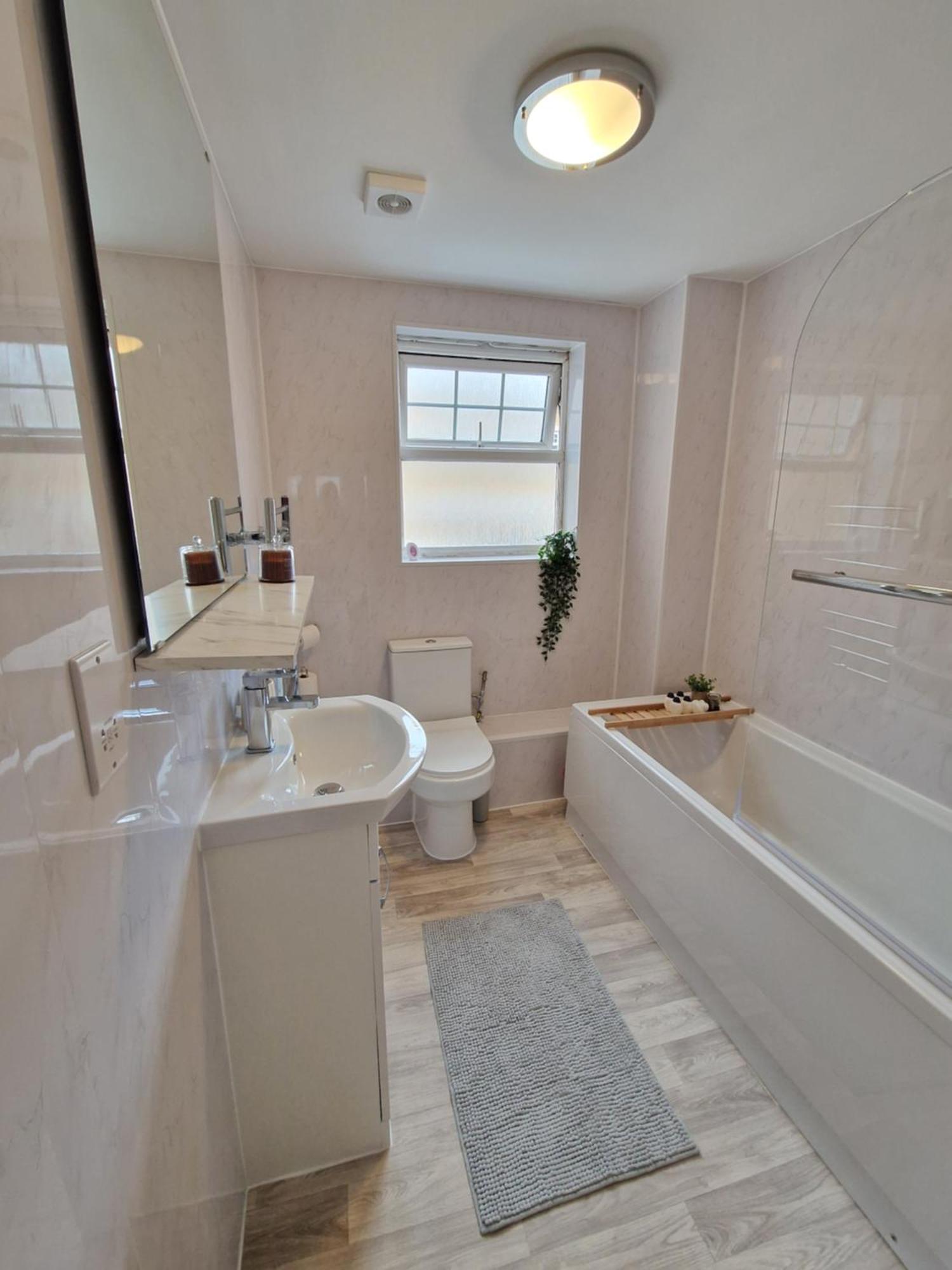 New Luxury Near Wembley - Free Parking & Wifi Apartment Edgware