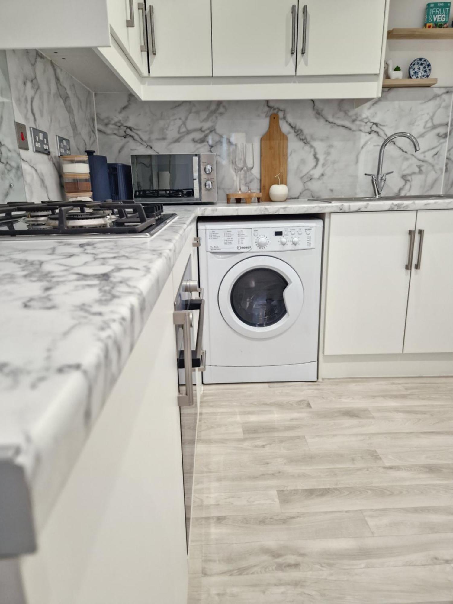 New Luxury Near Wembley - Free Parking & Wifi Apartment