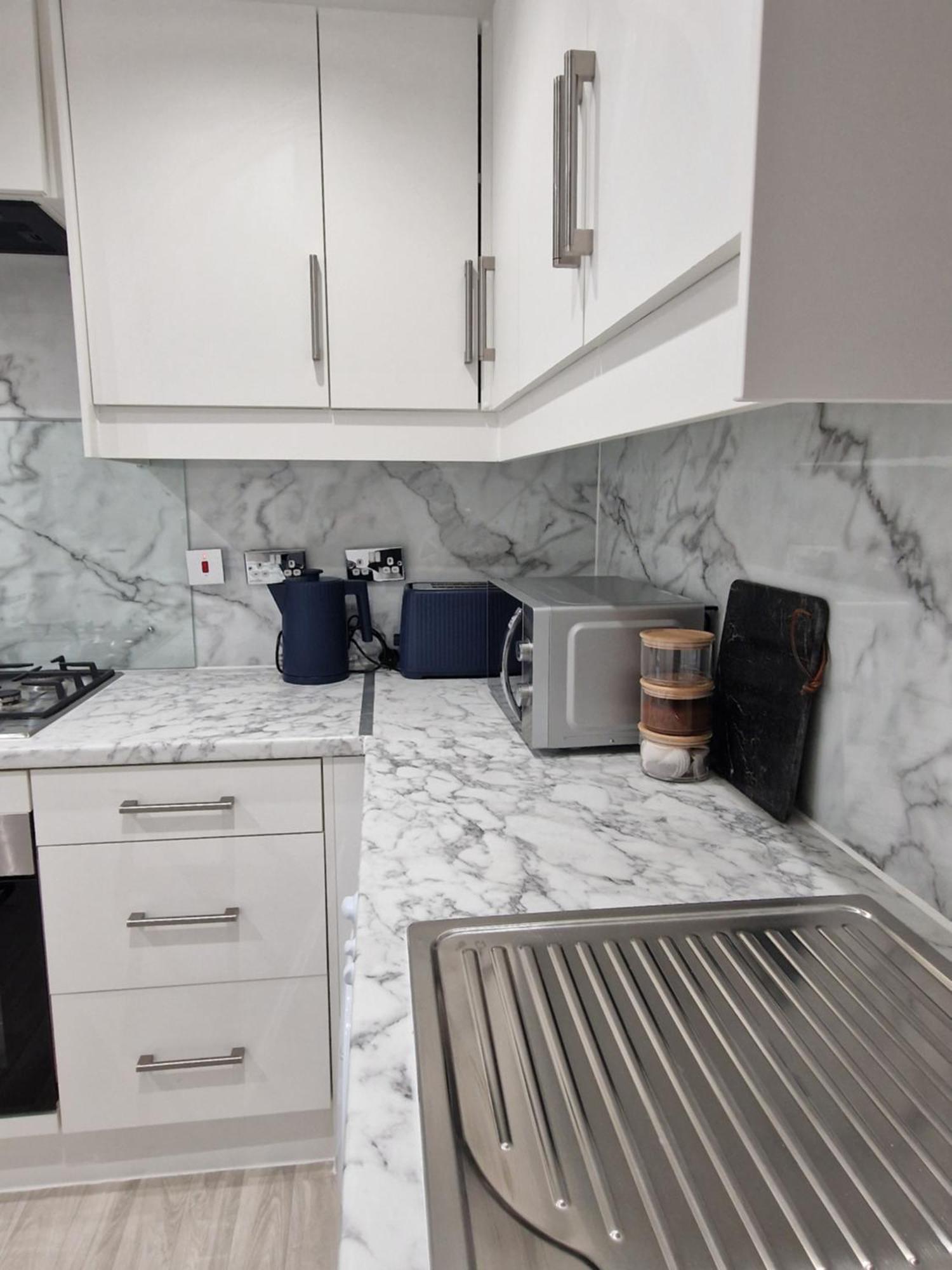 New Luxury Near Wembley - Free Parking & Wifi *